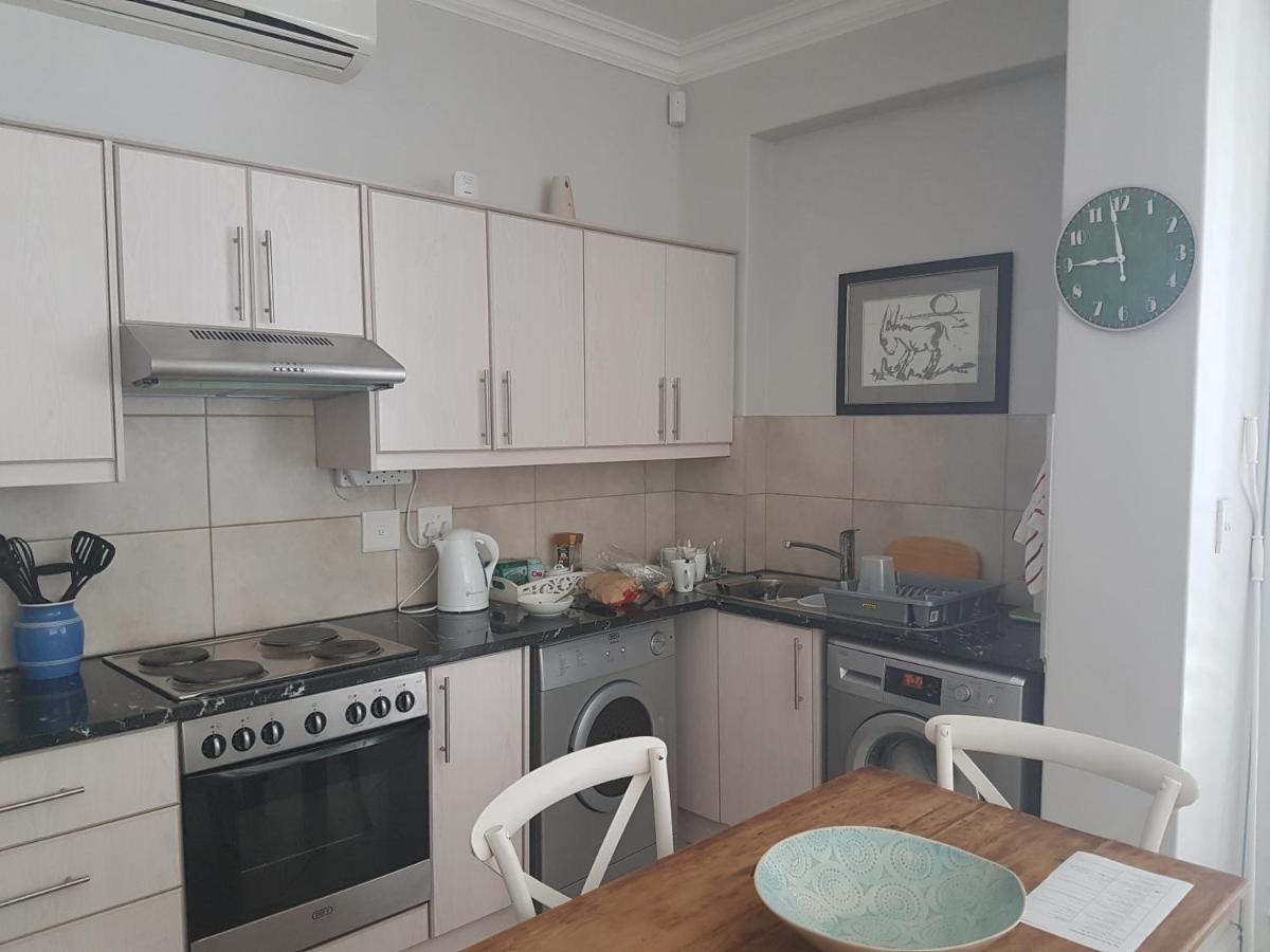 Modern, Centrally Located Dorp Street Apartment Стелленбос Экстерьер фото
