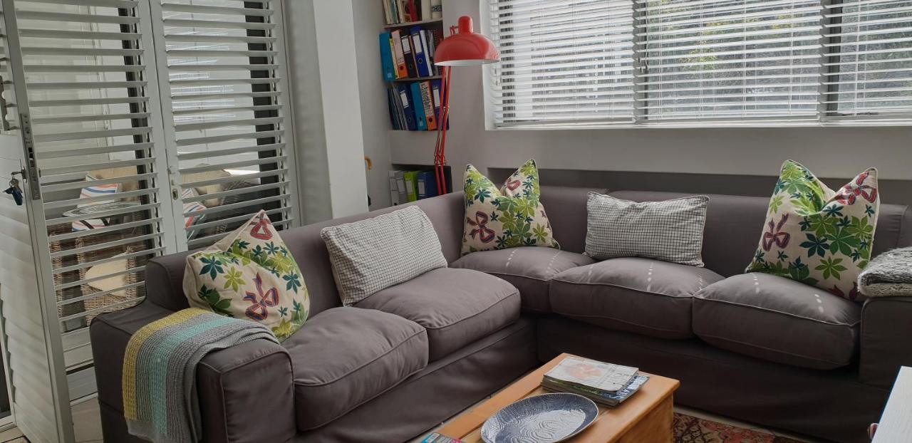 Modern, Centrally Located Dorp Street Apartment Стелленбос Экстерьер фото